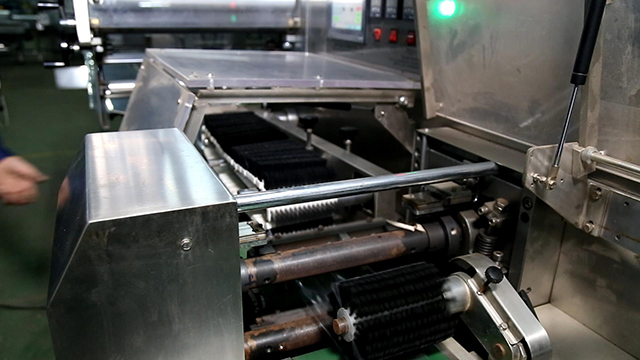Envasadora horizontal (flow-pack) con servomotores DXD 380C